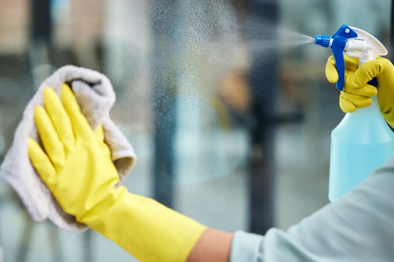 Hoe u in de herfst ramen kunt wassen om ze schoon te houden, ongeacht het weer buiten: Volg de “binnenstebuiten” regel