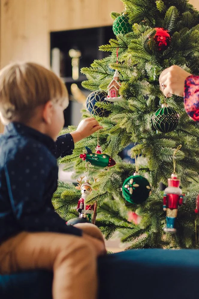 In welke stijl moet je je kerstboom in 2024 aankleden? Scandinavische stijl, glamour, traditioneel of modern?